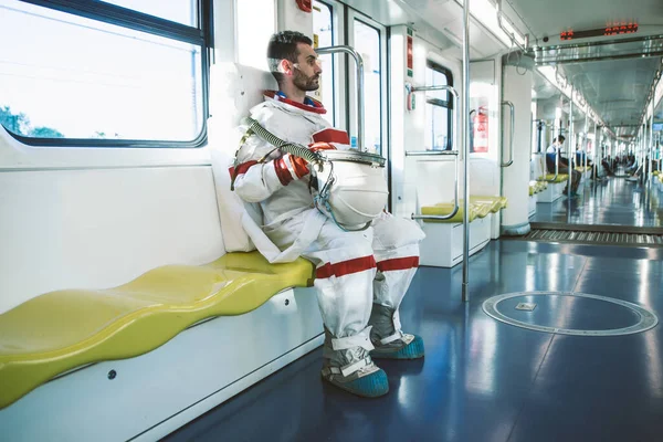 Hombre Del Espacio Una Estación Futurista Hombre Con Traje Espacial —  Fotos de Stock