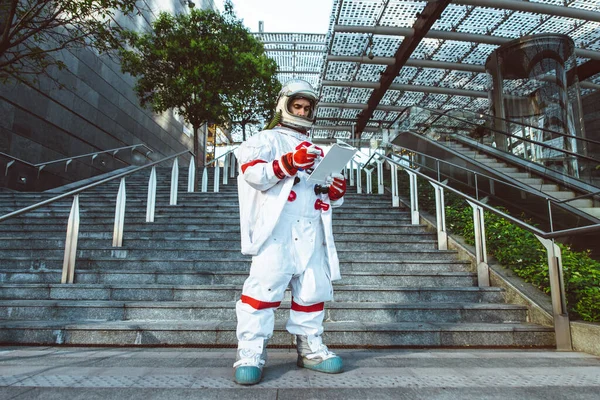 Spaceman Într Staţie Futuristă Bărbat Costum Spațial Mergând Într Zonă — Fotografie, imagine de stoc
