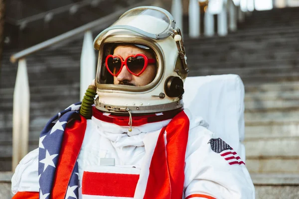 Astronauta Numa Estação Futurista Homem Com Traje Espacial Andando Uma — Fotografia de Stock