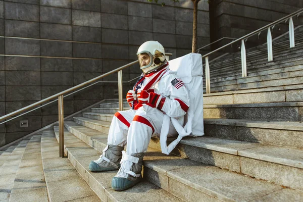 Homem Espaço Numa Estação Futurista Homem Com Traje Espacial Andando — Fotografia de Stock