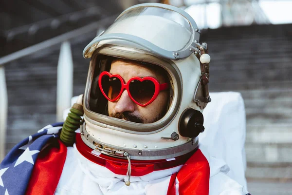 Imigrační Astronaut Futuristické Stanici Muž Kosmickém Obleku Procházky Městské Oblasti — Stock fotografie