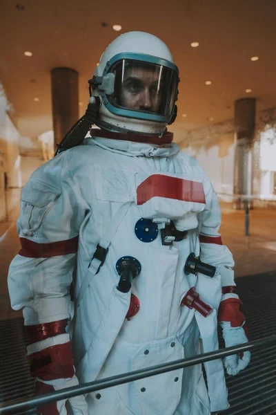 Homem Espaço Numa Estação Futurista Homem Com Traje Espacial Andando — Fotografia de Stock