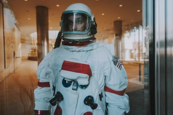 Διαστημάνθρωπε Ένα Φουτουριστικό Σταθμό Άνδρας Διαστημική Στολή Που Περπατάει Αστική — Φωτογραφία Αρχείου