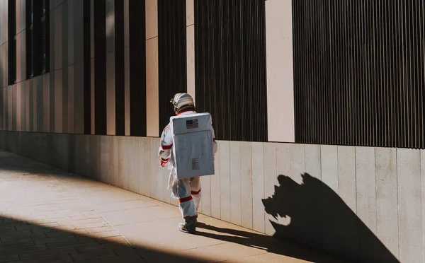 Spaceman Dans Une Station Futuriste Homme Avec Costume Spatial Marchant — Photo