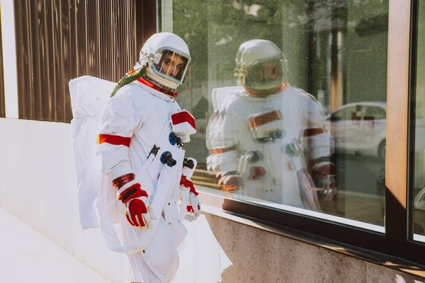 Διαστημάνθρωπε Ένα Φουτουριστικό Σταθμό Άνδρας Διαστημική Στολή Που Περπατάει Αστική — Φωτογραφία Αρχείου