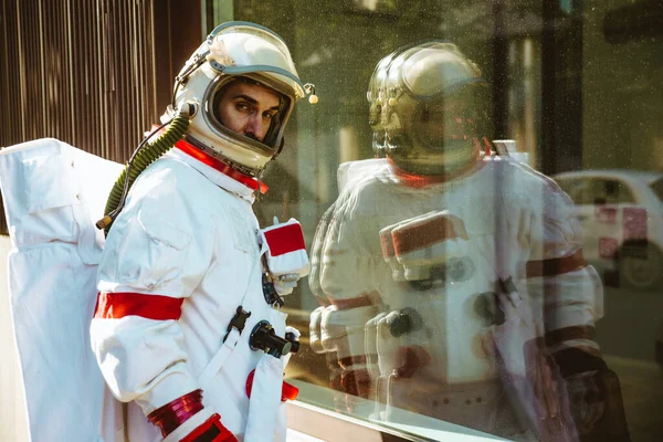 Spaceman Într Staţie Futuristă Bărbat Costum Spațial Mergând Într Zonă — Fotografie, imagine de stoc