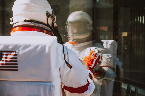 Homem Espaço Numa Estação Futurista Homem Com Traje Espacial Andando — Fotografia de Stock