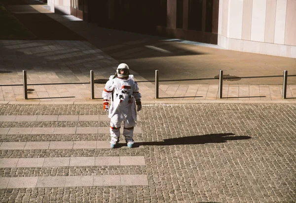 Διαστημάνθρωπε Ένα Φουτουριστικό Σταθμό Αστροναύτης Διαστημική Στολή Που Περπατάει Αστική — Φωτογραφία Αρχείου