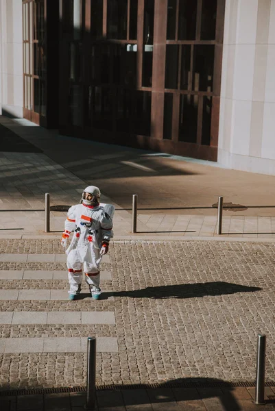 Διαστημάνθρωπε Ένα Φουτουριστικό Σταθμό Αστροναύτης Διαστημική Στολή Που Περπατάει Αστική — Φωτογραφία Αρχείου