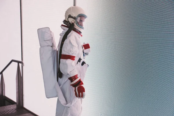 Astronauta Una Estación Futurista Astronauta Con Traje Espacial Caminando Área — Foto de Stock