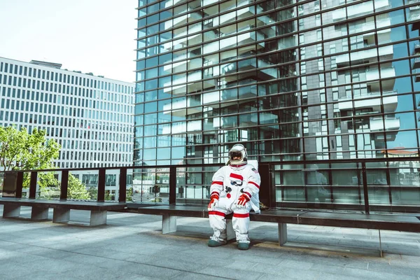 宇宙飛行士は未来の駅で 宇宙服を着た宇宙飛行士が都市部を歩き — ストック写真