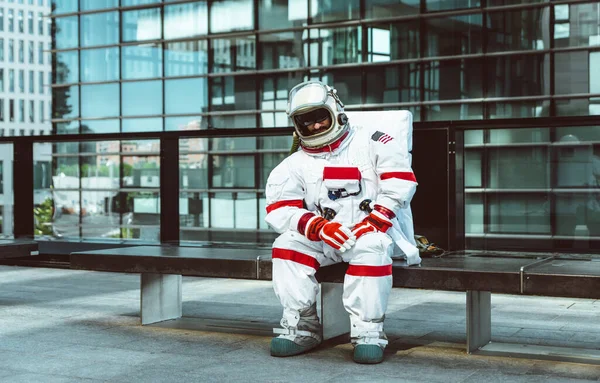 宇宙飛行士は未来の駅で 宇宙服を着た宇宙飛行士が都市部を歩き — ストック写真