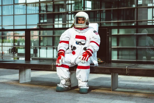 Raumfahrer Einer Futuristischen Station Astronaut Mit Raumanzug Läuft Stadtgebiet — Stockfoto