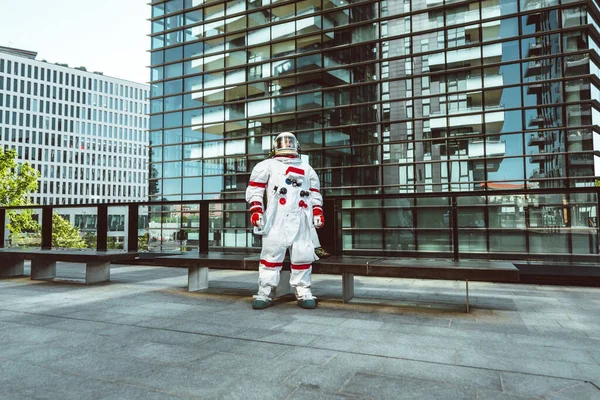 宇宙飛行士は未来の駅で 宇宙服を着た宇宙飛行士が都市部を歩き — ストック写真