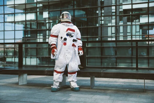 宇宙飛行士は未来の駅で 宇宙服を着た宇宙飛行士が都市部を歩き — ストック写真