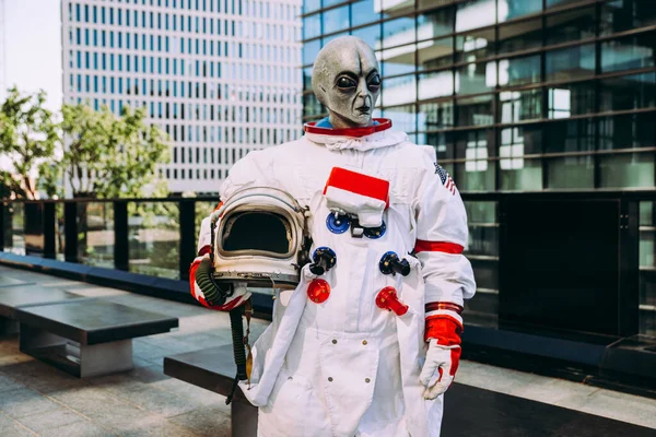 Fütürist Bir Istasyonda Uzaylı Bir Uzay Adamı Uzay Giysili Astronot — Stok fotoğraf