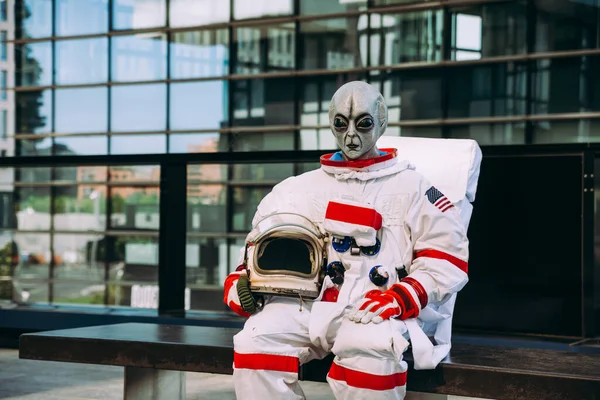 Spaceman Extraterestru Într Staţie Futuristă Astronaut Costum Spațial Mers Jos — Fotografie, imagine de stoc