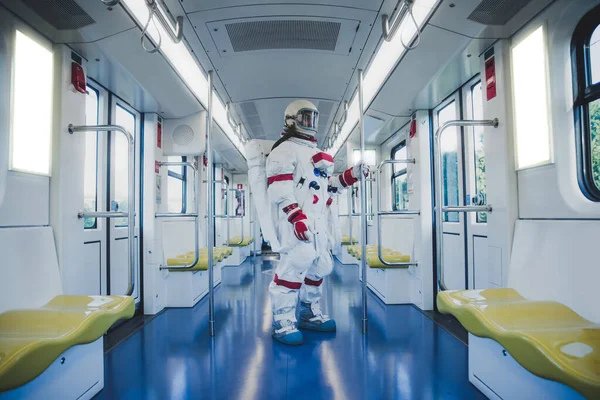 Spaceman Într Staţie Futuristă Omul Costum Spaţial Pleacă Muncă Trenul — Fotografie, imagine de stoc
