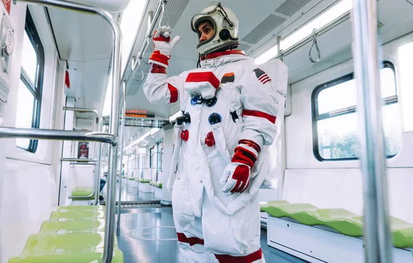 지향적 스파이 출근길에 우주복을 지하철을 — 스톡 사진