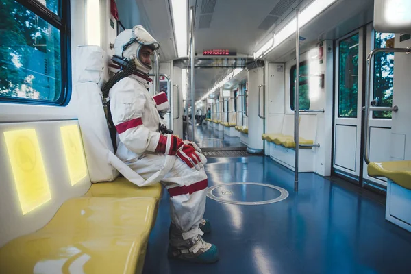 Hombre Del Espacio Una Estación Futurista Hombre Con Traje Espacial —  Fotos de Stock