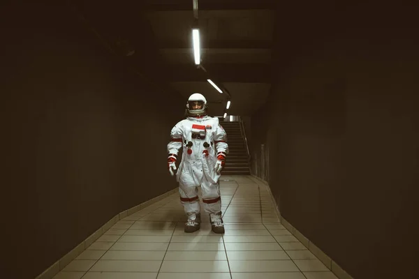 Homem Espaço Numa Estação Futurista Homem Com Traje Espacial Saindo — Fotografia de Stock