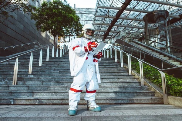 Rymdman Futuristisk Station Man Med Rymddräkt Promenader Ett Stadsområde — Stockfoto