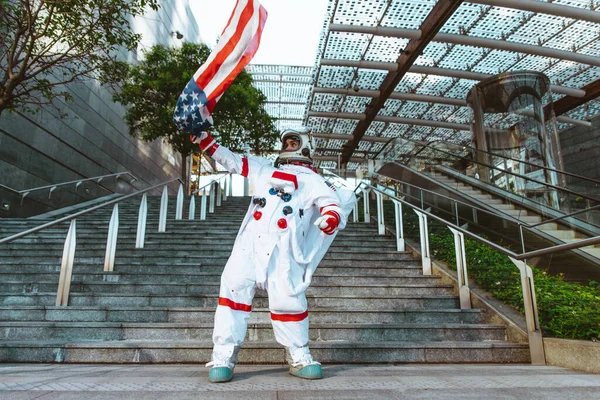 Homem Espaço Numa Estação Futurista Homem Com Traje Espacial Andando — Fotografia de Stock