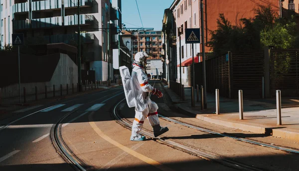 未来の駅の宇宙飛行士 宇宙服を着た男が都市部を歩く — ストック写真