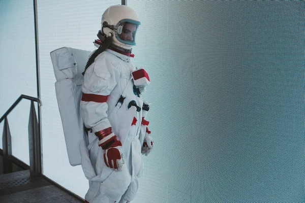Homem Espaço Numa Estação Futurista Astronauta Com Traje Espacial Andando — Fotografia de Stock