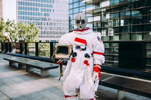 Homem Alienígena Numa Estação Futurista Astronauta Com Traje Espacial Andando — Fotografia de Stock