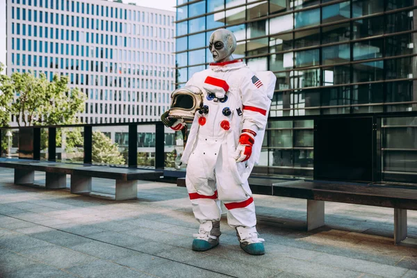 Spaceman Extraterestru Într Staţie Futuristă Astronaut Costum Spațial Mers Jos — Fotografie, imagine de stoc