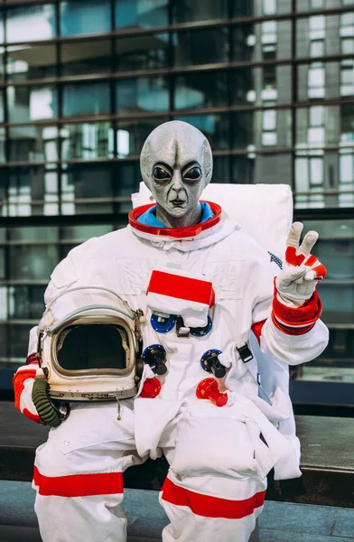 Utomjordisk Rymdman Futuristisk Station Astronaut Med Rymddräkt Promenader Ett Stadsområde — Stockfoto