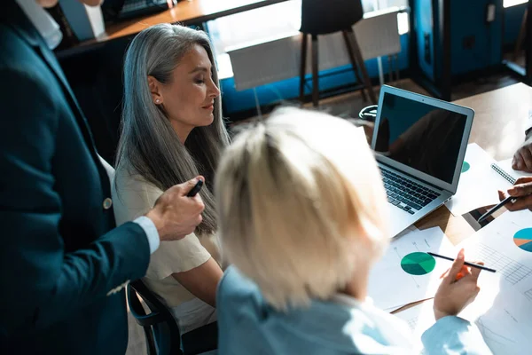 Filmisk Bild Ett Multietniskt Affärsteam Arbetstagargrupp Som Arbetar Tillsammans Med — Stockfoto