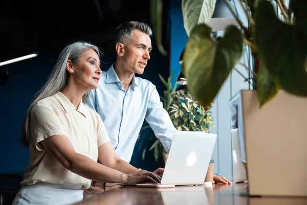 Filmisches Bild Eines Multiethnischen Business Teams Zwei Mitarbeiter Arbeiten Gemeinsam — Stockfoto