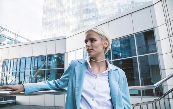 Çok ırklı bir iş ekibinin sinematik görüntüsü. Çalışanlar tatilde balkonda birlikte konuşuyorlar.