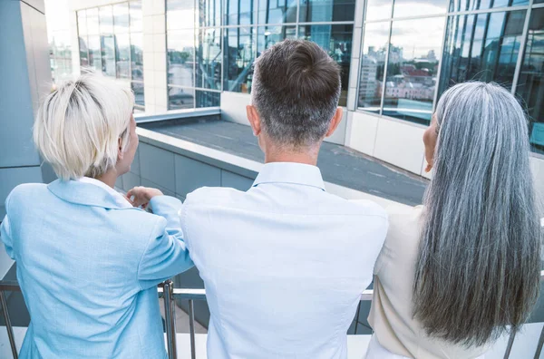 Imagen Cinematográfica Equipo Empresarial Multiétnico Empleados Hablando Juntos Balcón Durante — Foto de Stock