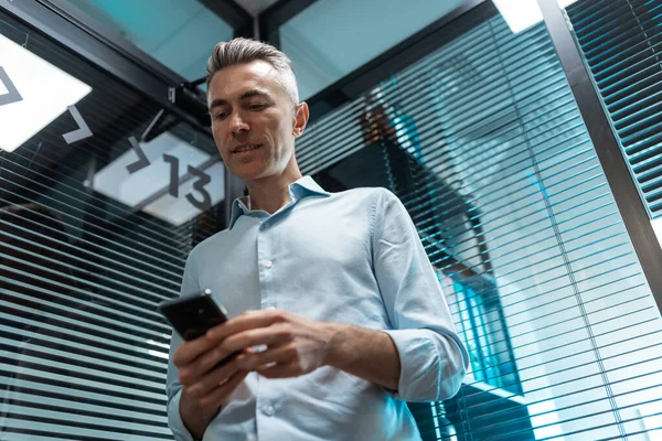 Das Filmische Bild Eines Multiethnischen Geschäftsteams Mitarbeiter Sprechen Der Pause — Stockfoto