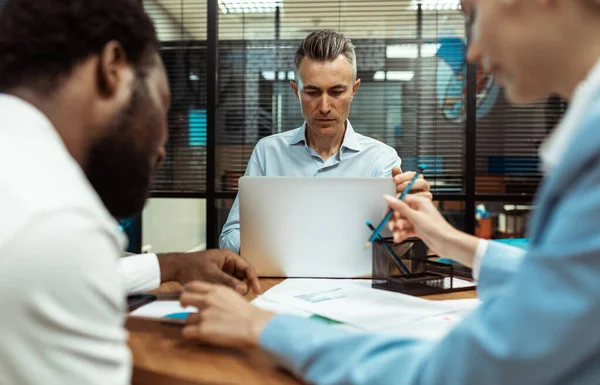 Filmisches Bild Eines Multiethnischen Business Teams Mitarbeiter Arbeiten Einem Modernen — Stockfoto