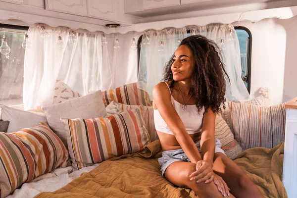 Jonge Vrouw Vakantie Met Camper Reizen Met Autocaravan Concept Zwerflust — Stockfoto