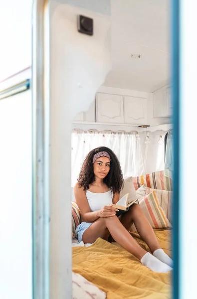 Young Woman Vacation Camper Traveling Autocaravan Concept Wanderlust Road Trips — Stock Photo, Image