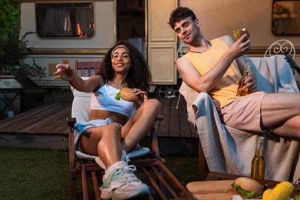 Jeune Couple Vacances Avec Campeur Voyager Avec Autocaravane Concept Sur — Photo