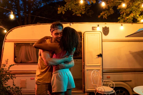 Pareja Joven Vacaciones Con Campista Bailando Aire Libre Noche Concepto —  Fotos de Stock