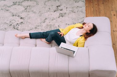 Evdeki genç bir kadının yaşam tarzı. Evden çalışan kadın.