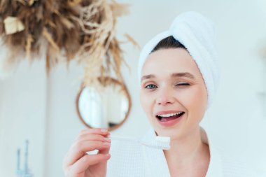 Evdeki genç bir kadının yaşam tarzı. Kadınlar tuvalette kendi başlarının çaresine bakarlar.