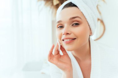 Evdeki genç bir kadının yaşam tarzı. Kadınlar tuvalette kendi başlarının çaresine bakarlar.