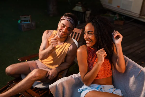 Jovem Casal Férias Com Campista Viajar Com Autocaravana Conceito Sobre — Fotografia de Stock