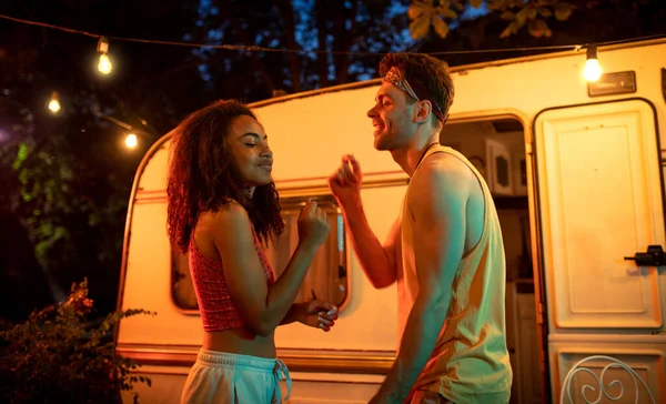 Casal Jovem Férias Com Campista Dançando Livre Noite Conceito Sobre — Fotografia de Stock