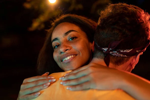 Pareja Joven Vacaciones Con Campista Bailando Aire Libre Noche Concepto —  Fotos de Stock