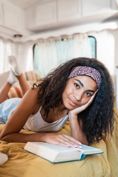 Jovem Férias Com Campista Viajar Com Autocaravana Conceito Sobre Viagens — Fotografia de Stock