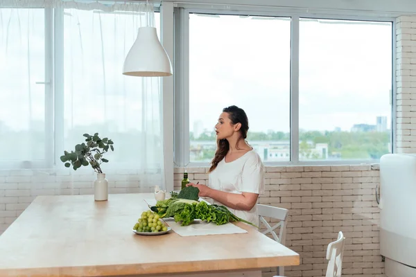 Lifestyle Moments Young Woman Home Woman Preparing Salad Kitchen — Stock Photo, Image